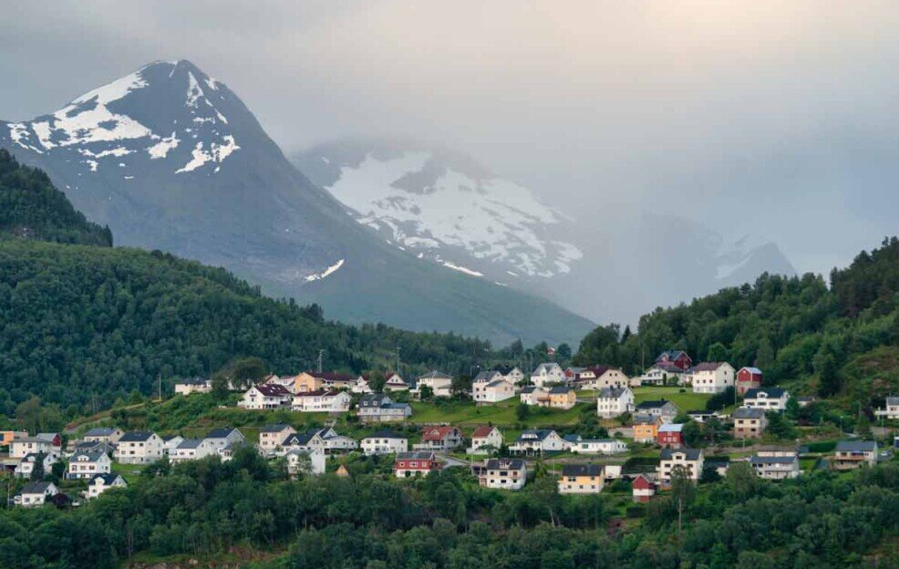 Geriangerfjiord-il villaggio di Stranda vista panoramica del villaggio di Stranda incastonato fra le montagne lungo il fiordo di Geiranger