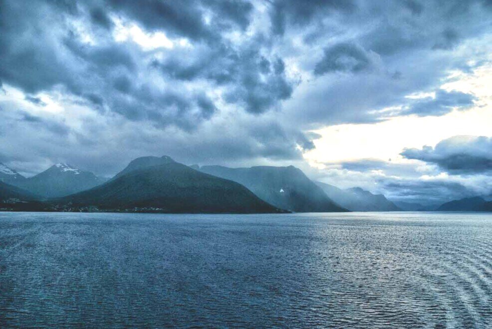 Geirangerfjior con cielo plumbeo e pioggia Un cielo plumbeo sulla costa montuosa del Geiranger Fjord Norvegia.