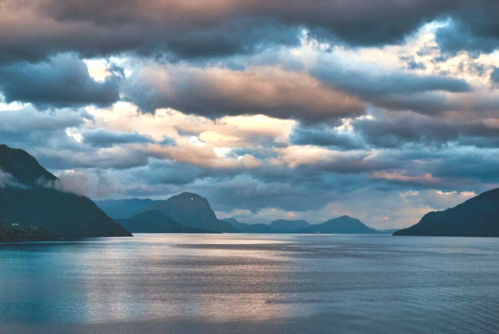 Colori delle nuvole nel Geirangerfjiord il cielo nuvoloso che avvolge il Geirangerfjord in un'atmosfera magica