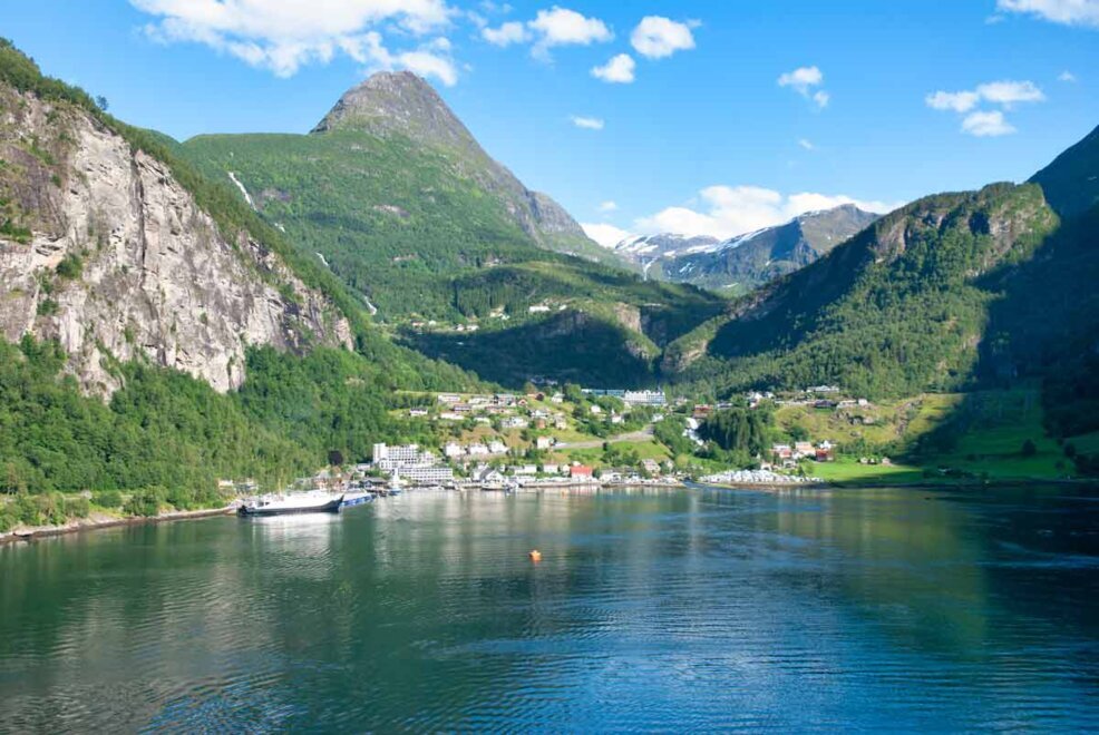 Porto di Geiranger In fondo al mare blu, il porto di Geiranger, incastonato fra le montagne.