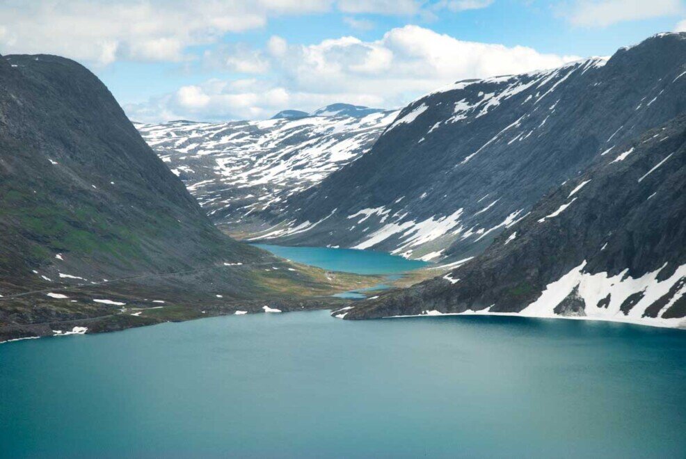 Lago di Djupvatnet Il lago Djupvatnet con le acque turchesi che riflettono la luce del cielo e delle montagne circostanti.