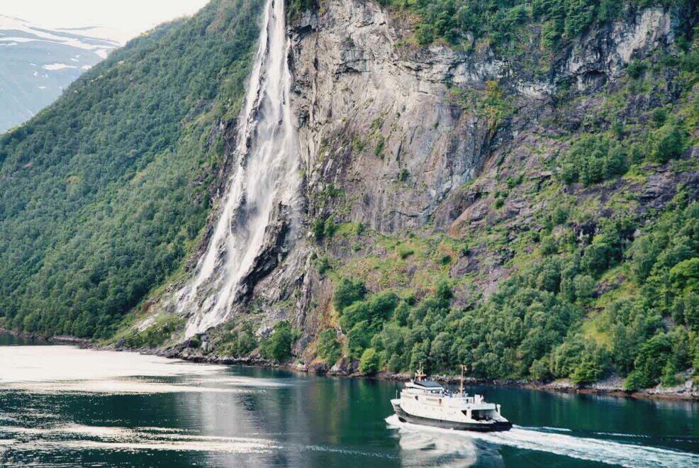 Geirangerfjord la cascata del Pretendente Percorrendo il Gerangerfjord dal costone di una montagna a picco scorre una cascata impetuosa fino al mare.