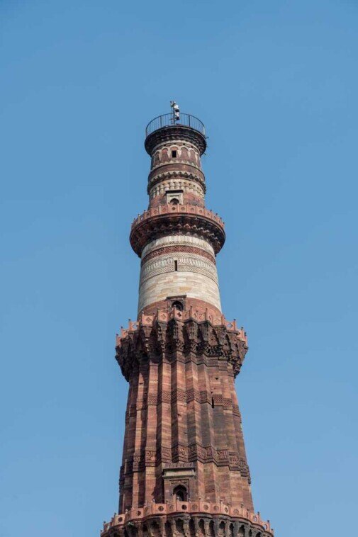 Gli ultimi piani del Qutb Minar Gli ultimi piani del Qutb Minar ricco di archi e decorazioni.