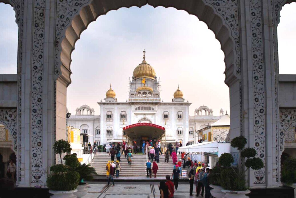 Il Gurudwara Bangla Sahib ad Amritsar, India, con la cupola dorata che risplende, simbolo di bellezza e spiritualità.
