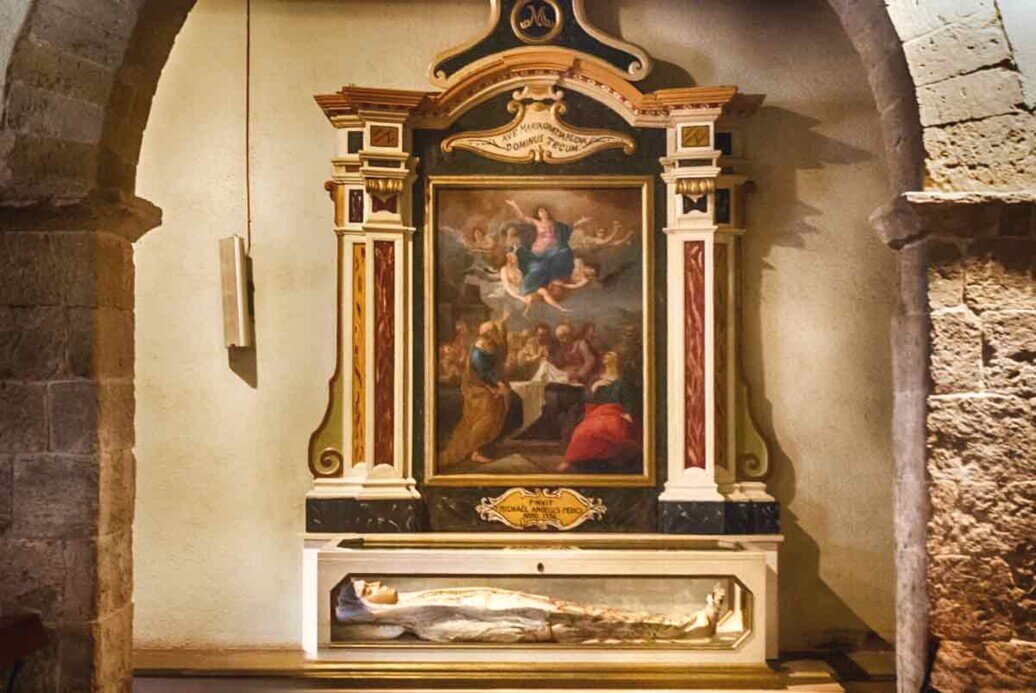 Un affresco con sotto una statua di legno dell'Assunta dormiente.