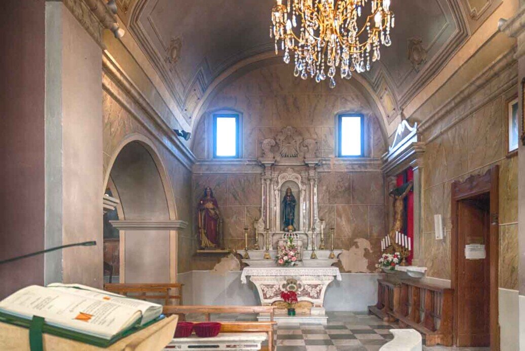 L'altare con la statua di Maria in fondo alla navata laterale.