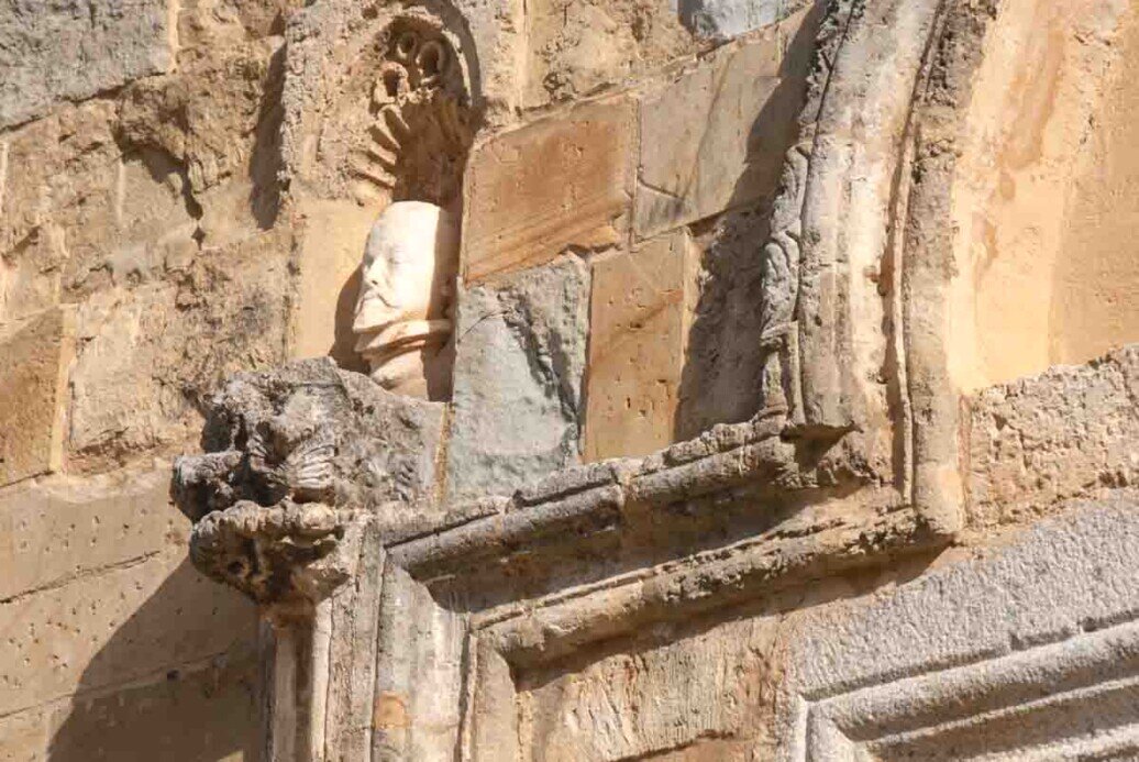 Una delle teste marmoree degli ultimi due Re di Spagna e di Sardegna scolpite sulla facciata della chiesa.