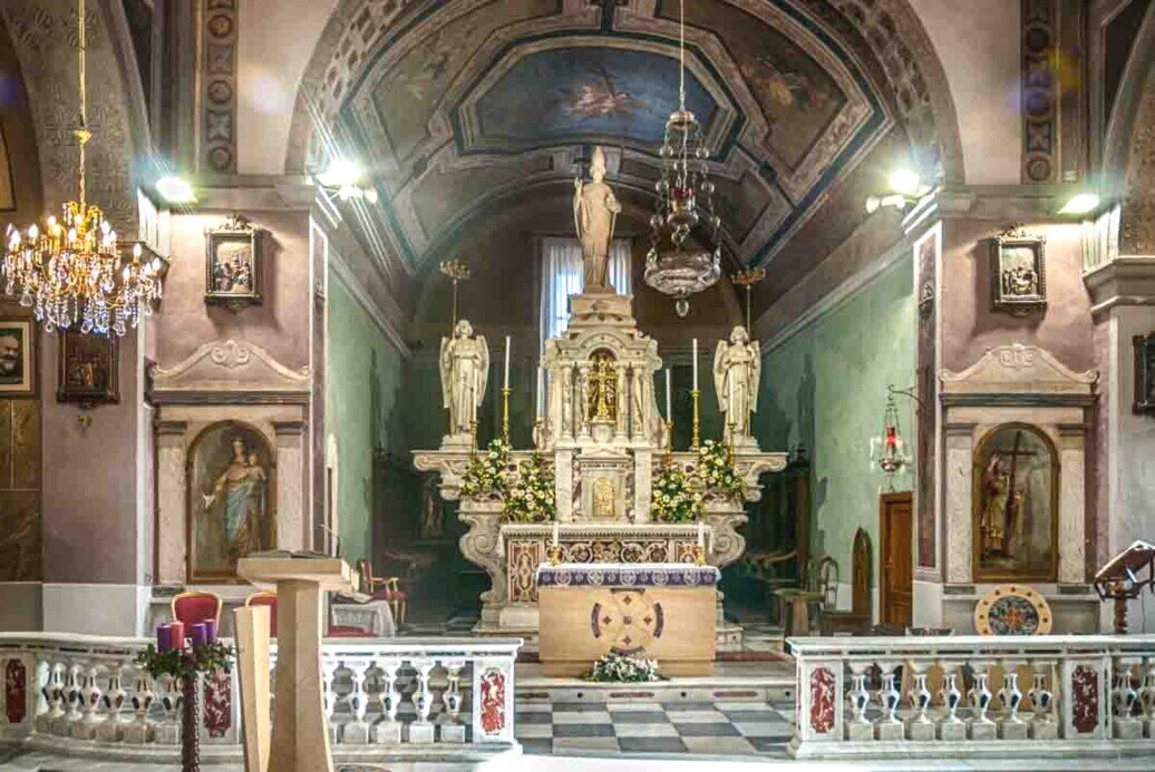 L'altare maggiore della chiesa rifatta nel 1904, salvo la base e il fonte battesimale che sono del 1700.