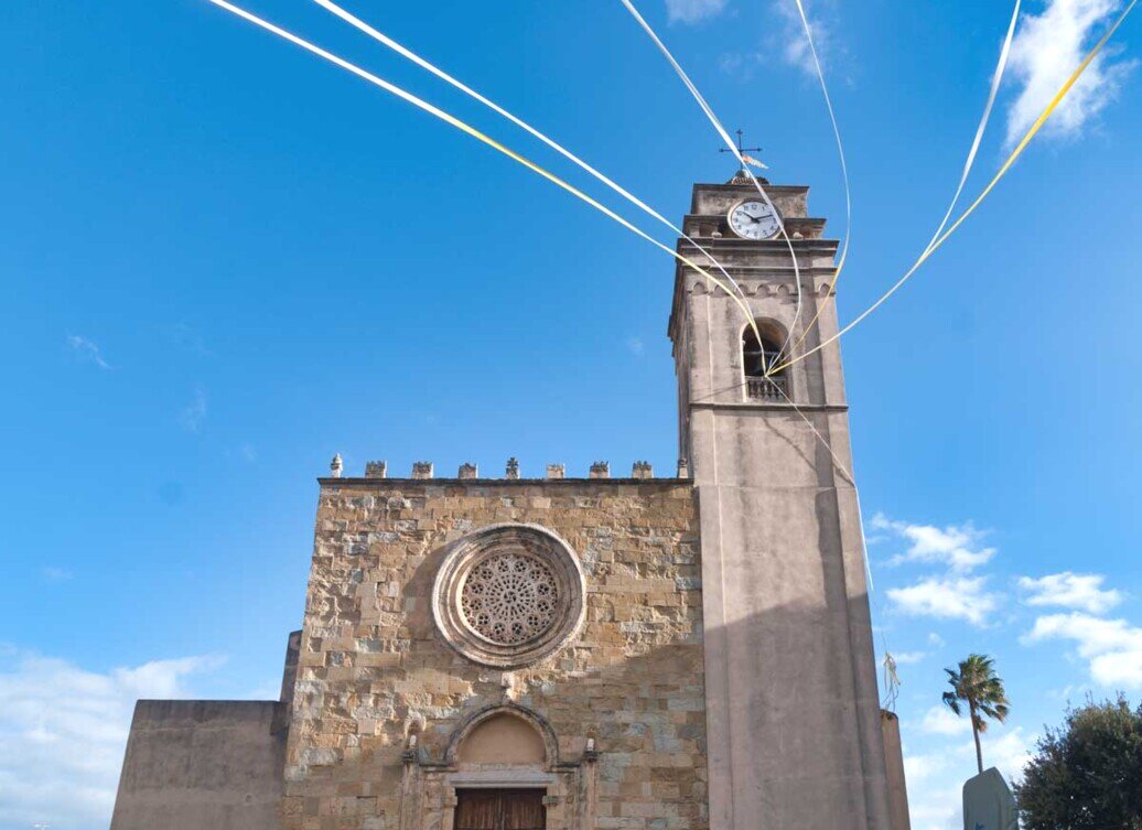 Campanile e rosone della facciata della chiesa di san nicola di guspini.