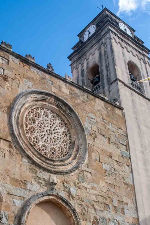 Particolare del rosone e del campanile della chiesa di San Nicola.
