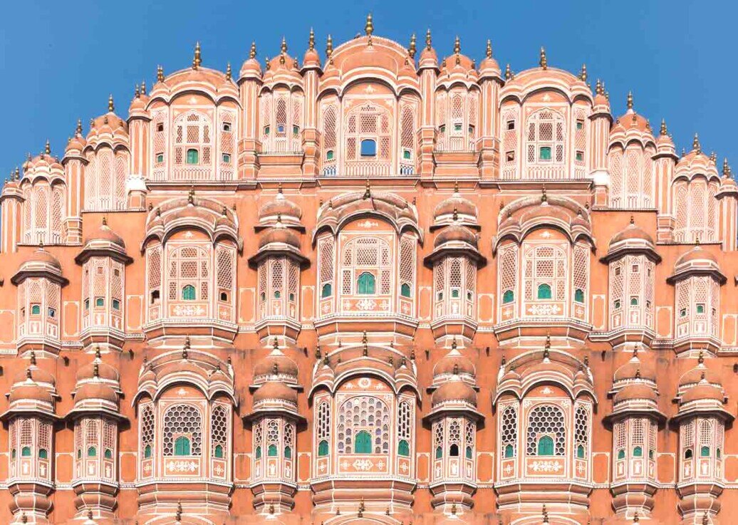 Un palazzo rosato con 953 finestre a jaipur.