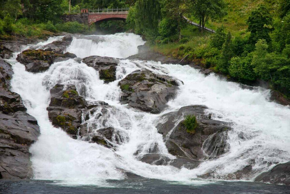La cascata di Hellesylt Irruente flusso d'acqua della cascata di Hellesylt che si getta sulle rocce di granito.