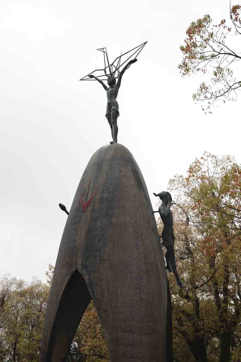 Hiroshima_monumento dedicato a Sasaki Sadako Hiroshima_statua dedicata alla piccola Sasaki Sadako morta successivamente all'esplosione della bomba atomica.