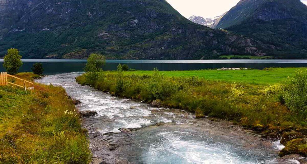 Lago Oppstrynsvatnet a Hjelle Il lago nel fiordo circondato da montagne a Hjelle.