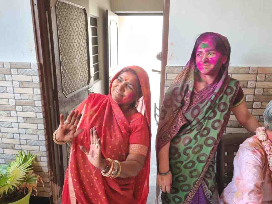 Due donne in sari. Due donne in sari con il viso dipinto, festeggiano il Holi con colori vivaci.