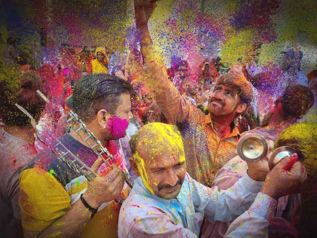 E' il Festival dei Colori, dove la gente lancia in aria polveri colorate per celebrare l'arrivo della primavera e l'amore e la vittoria del bene sul male.