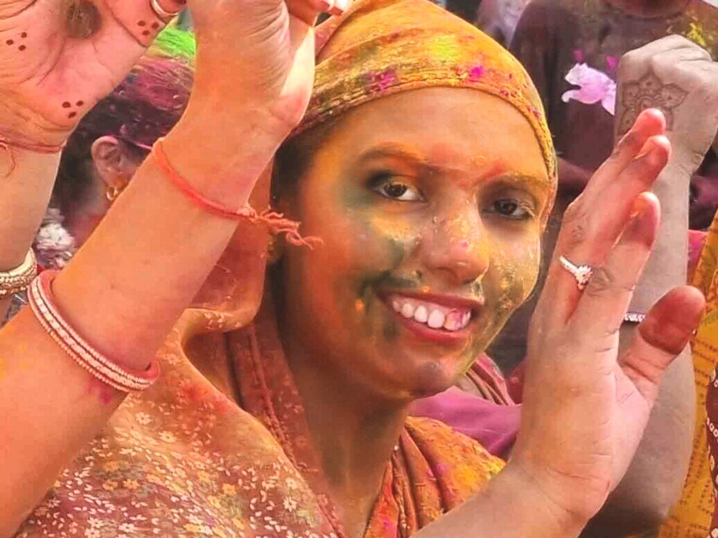 Holi festival viso colorato ragazza Primo piano di una ragazza con viso imbrattato con colori variopinti durante l'holi festival in India.