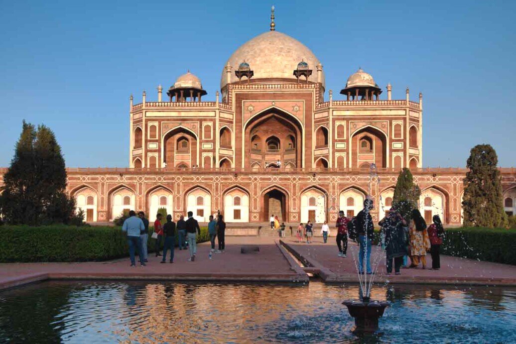 Mausoleo di Humayun a Delhi, un esempio di architettura moghul e patrimonio dell'umanità UNESCO.