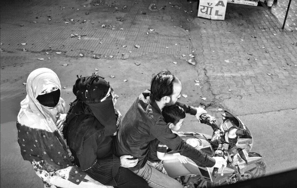 Un uomo, due donne e due bambini seduti tutti insieme su una moto guidata dall'uomo.