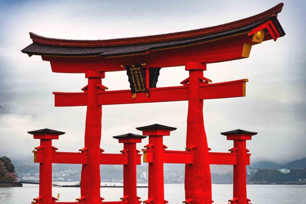 Torii sommerso Isola di Miyajima Santuario Il grande torii rosso del santuario di Itsukushima parzialmente sommerso nell'acqua. al santuario