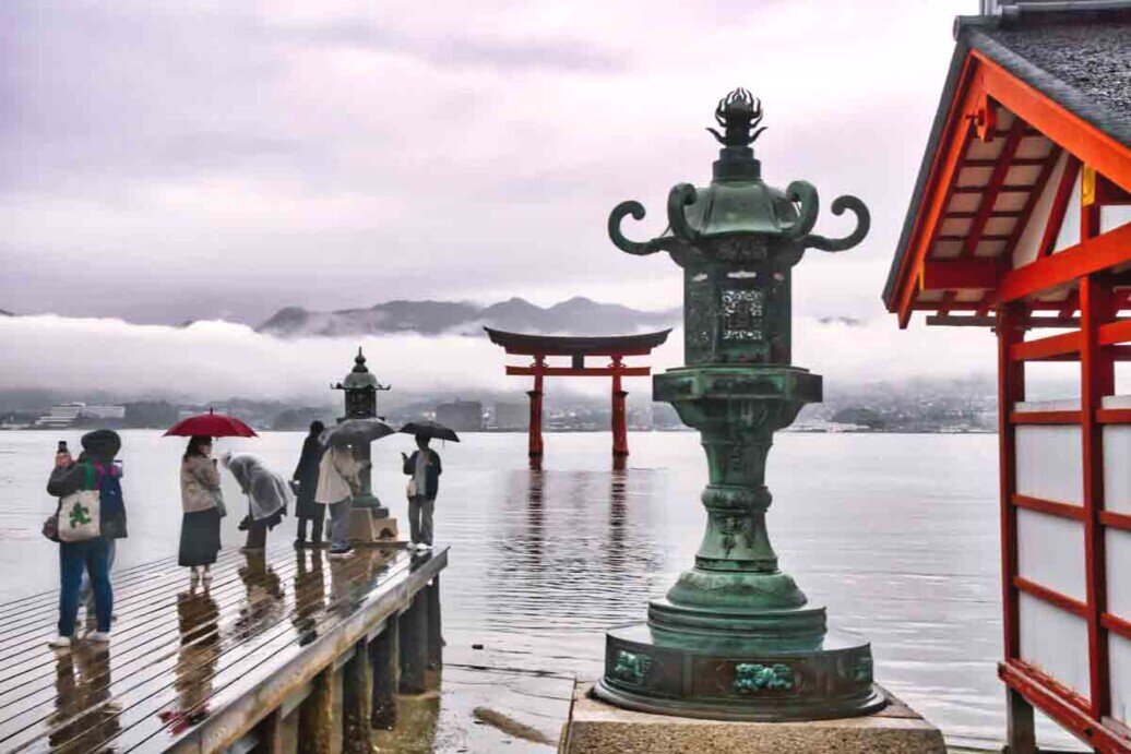 Santuario Isola Miyajima shintoista Suggestivo paesaggio acquatico dell'Isola di Miyajima dal santuario shintoista.