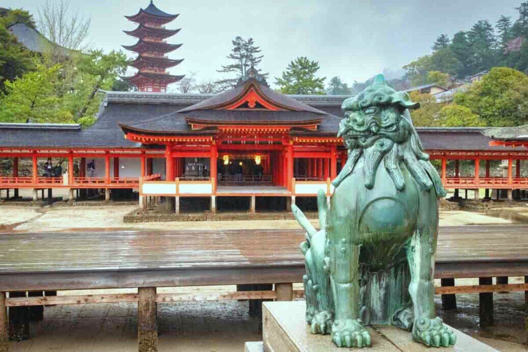 Starua di un cane-leone a guardia di tempio shintoista di Miyajima