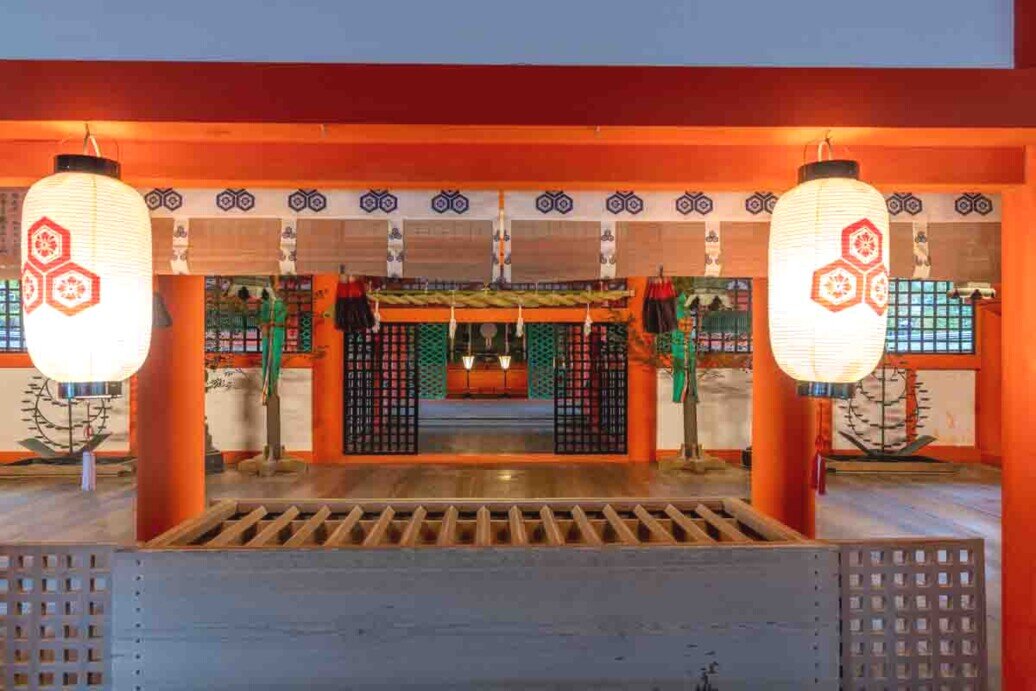 La sala della preghiera con un conmtenitore in legno per le offerte dei fedeli.