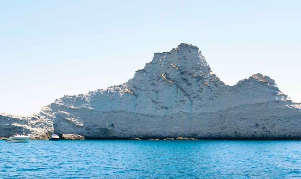 Isola di Palmarola-Cala Brigantina Cala Brigantina a Palmarola mostra un grande scoglio largo e piatto dalla forte somigliana con il pesce sogliola.