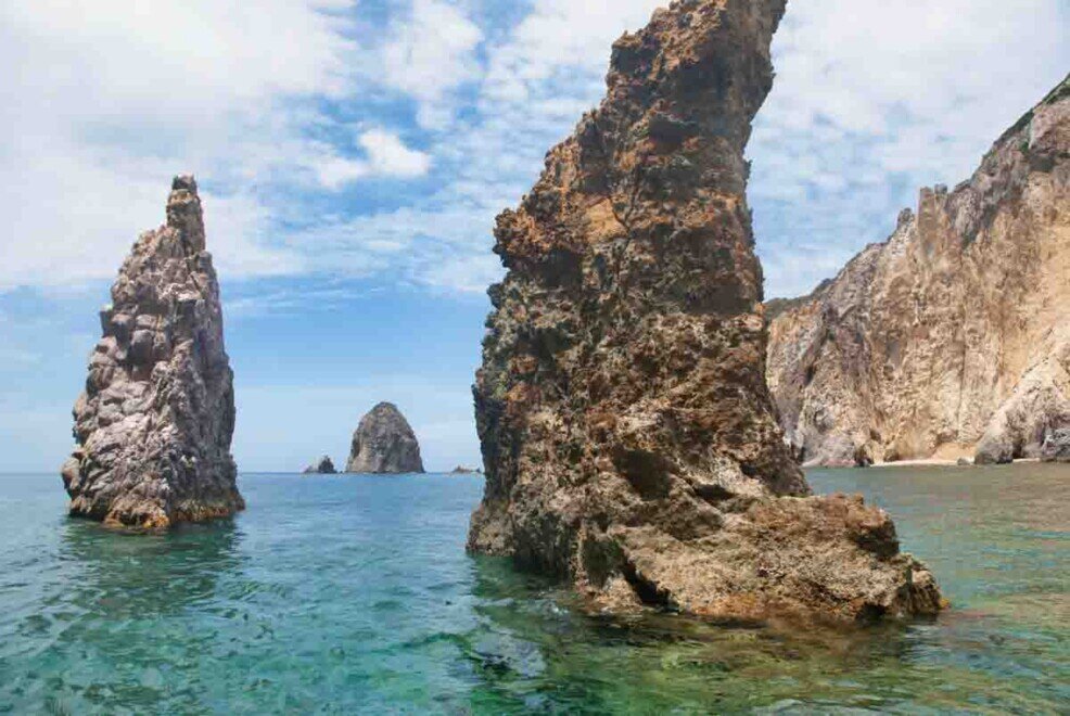 Isola di Palmarola-Faraglioni di Mezzogiorno Due alti faraglioni si ergono davanti alle coste dell'Isola di Palmarola chiamati di mezzogiorno.