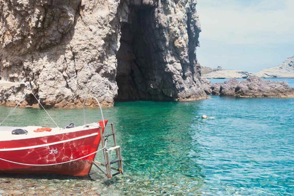 Isola di Palmarola Prua di una barca ancorata di fronte ad una grotta sull'Isola di Palmarola.