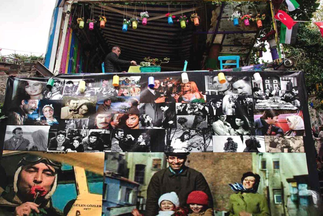 Un bar sipraelevato nel quartiere storico di Istanbul con la parete in basso decorata da numerose foto di film girati nel passato intorno al quartiere.