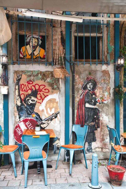 Divertente murale dipinto su una delle porte di un bar a Balat.