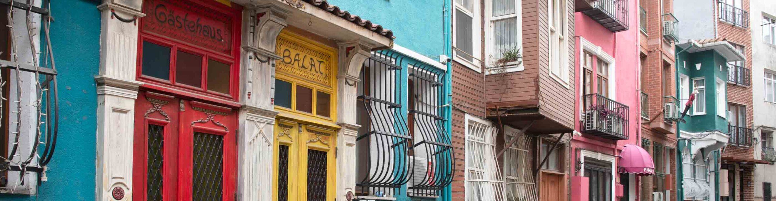 Particolare dei palazzi colorati del quartiere Balat a Istanbul.