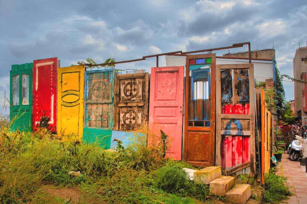 Serie di porte in legno che appartenevano a vecchie case.