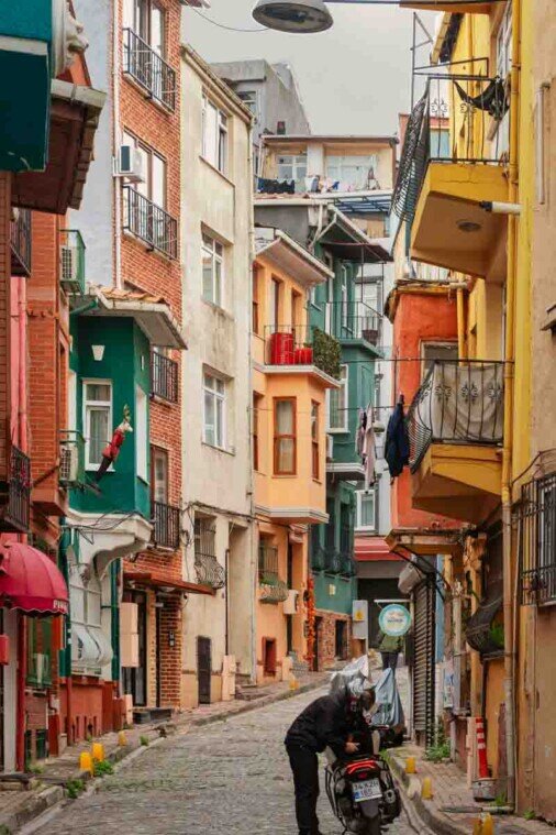 Strada con case colorate a Istanbul.