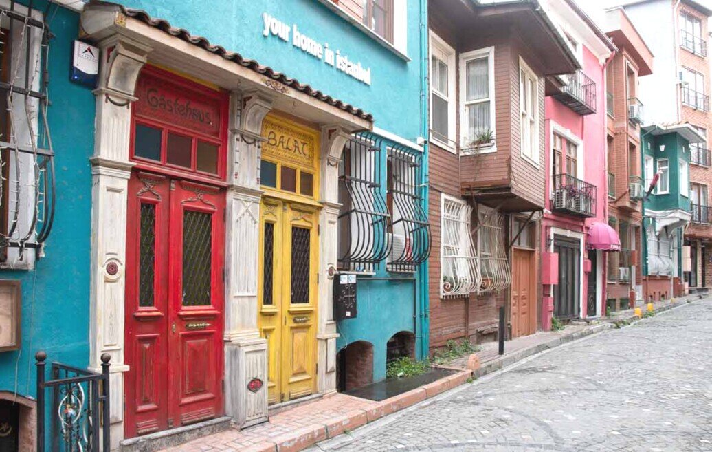 Caratteristiche case colorate del quartiere di Fener e Balat a Istanbul.