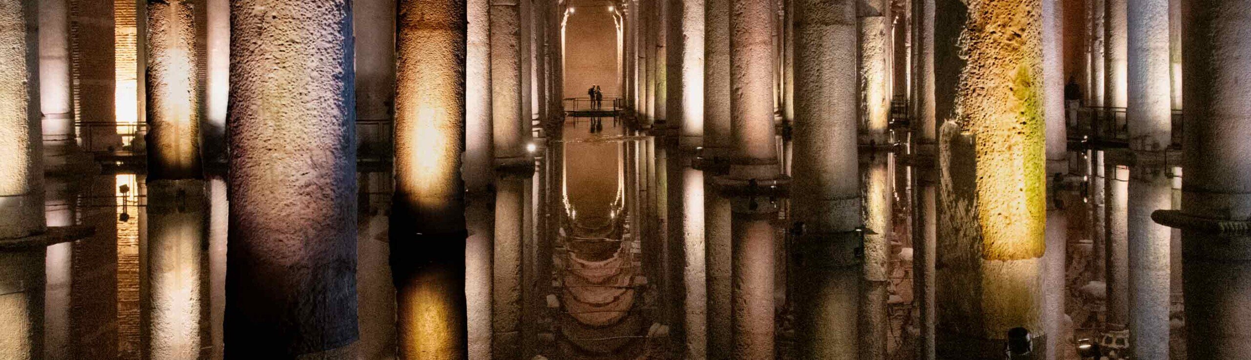 Colonne illuminate e riflessi sull’acqua nella Basilica Cisterna di Istanbul, antica struttura sotterranea bizantina