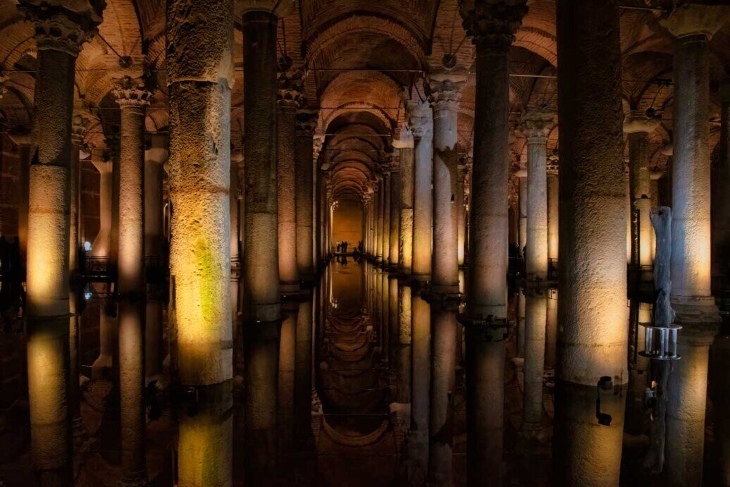 Una cisterna bizantina con tante colonne di marmo alte 9 metri in una atmosfera di luci suggestiva.