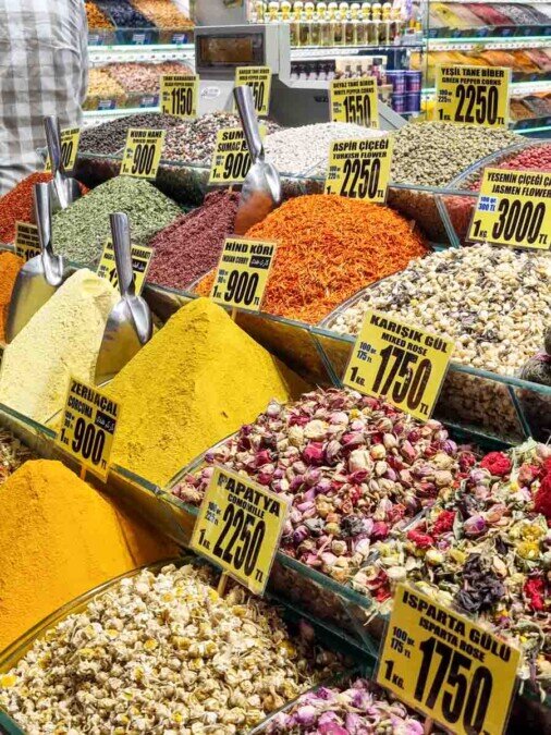 Spezie esposte in un negozio.