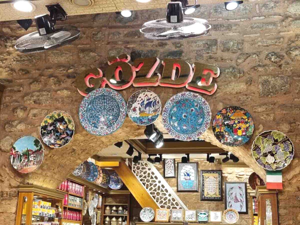 Negozio di ceramiche decorate.