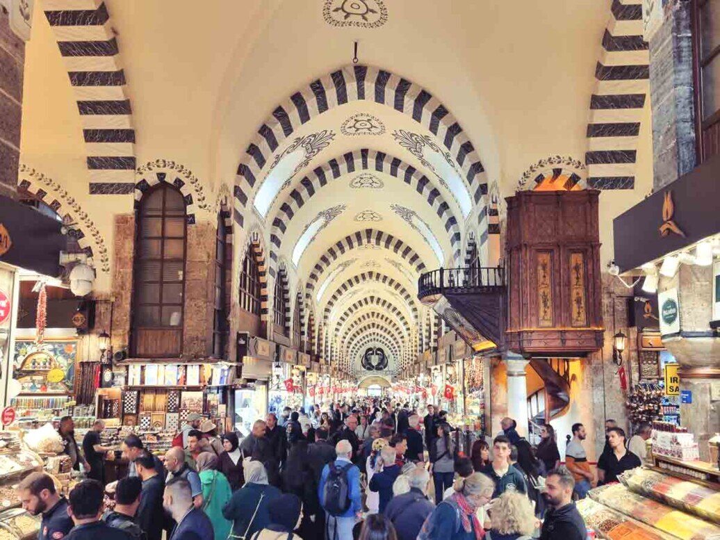 Un tunnel con archi decorati con negozi che vendono in prevalenza spezie.