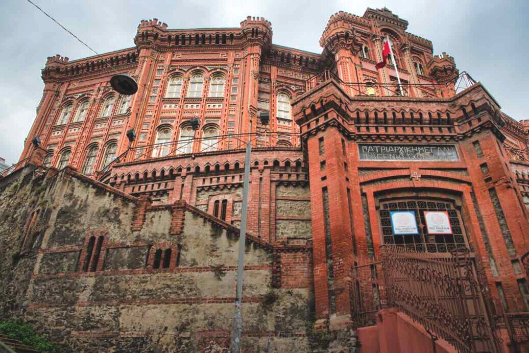 Imponente chiesa ortodossa di San Giorgio che si erge su una collina.
