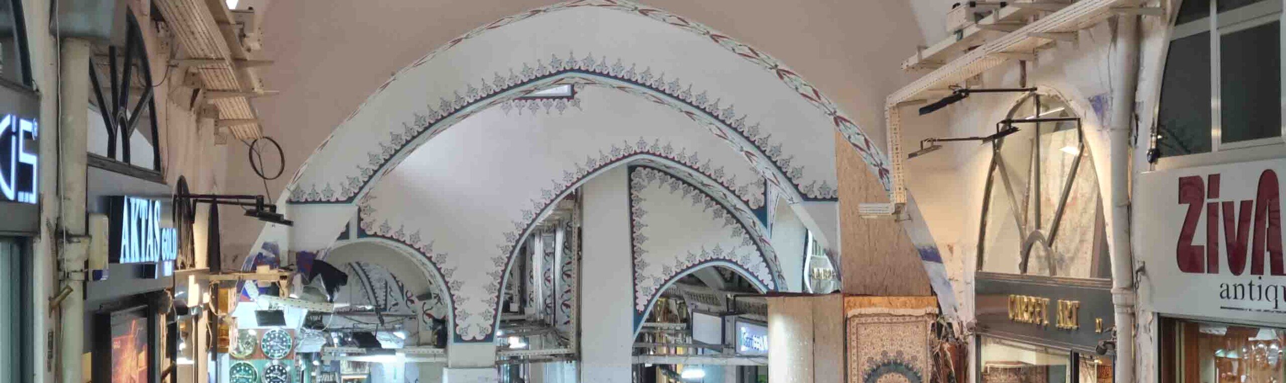 Arcate in stile ottomano che portano a vari ambienti di un bazaar con merci specializzate a tema.