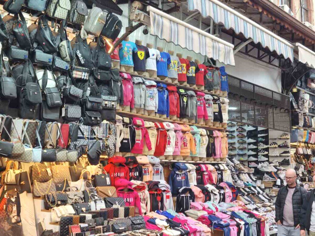 Negozio di borse esposte per strada.