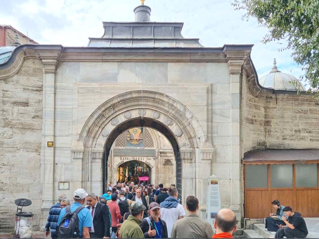 Un portale che conduce al Gran Bazaar di Istanbul che è circondato da un lungo muro di cinta.