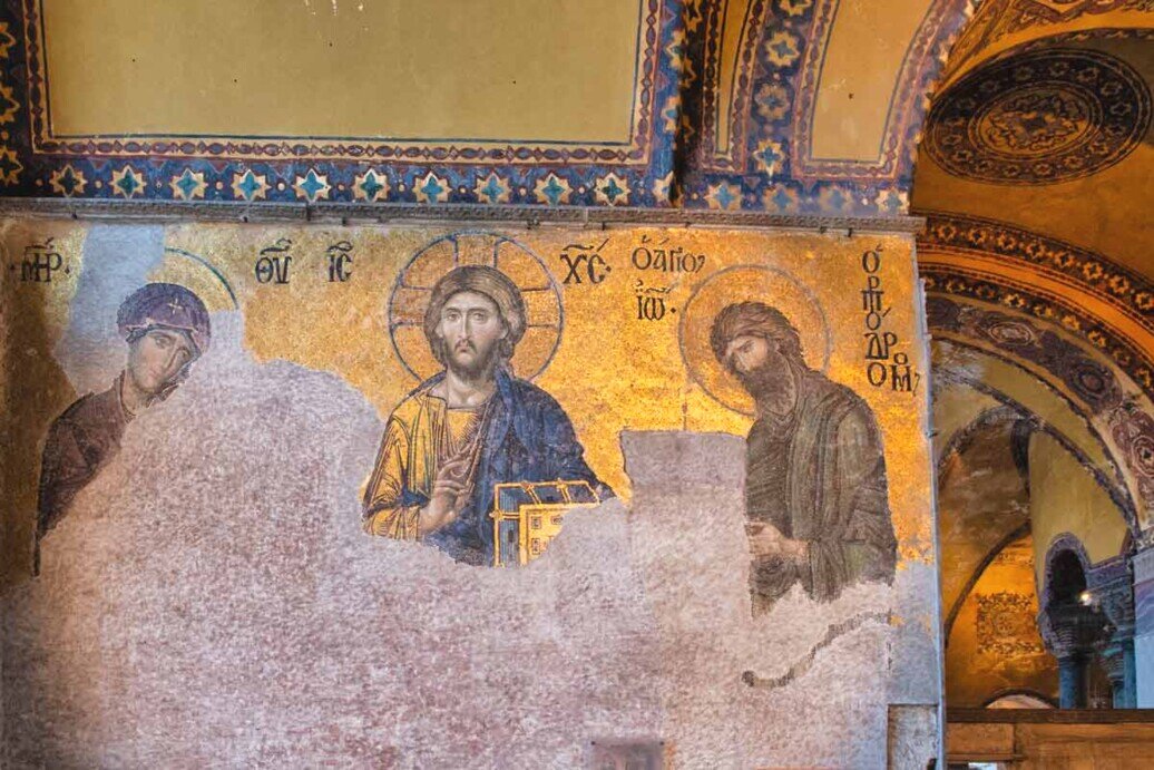Un mosaico bizantino che raffigura Cristo in trono tra la Vergine Maria e Giovanni Battista, che viene mostrato mentre lo supplica di intercedere per l'umanità.