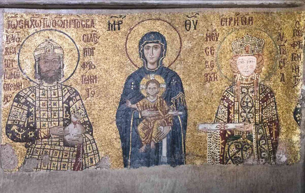 Un altro mosaico bizantino mostra Giovanni II Comneno, sua moglie Irene, mentre offrono doni alla Vergine Maria con Gesù bambino. Anche questo si trova nella galleria superiore