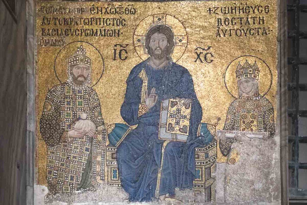 Mostra Cristo in trono su uno sfopndo dorato, affiancato dall’imperatrice Zoe e da uno dei suoi mariti (sostituito più volte nei secoli!). L’iscrizione sopra le teste racconta chi sono i protagonisti. È un esempio perfetto dell’uso dell’arte religiosa a fini dinastici.