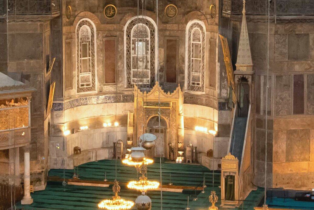 Un mirhab in stile ottomano con iscrizioni coraniche intagliati sul marmo.