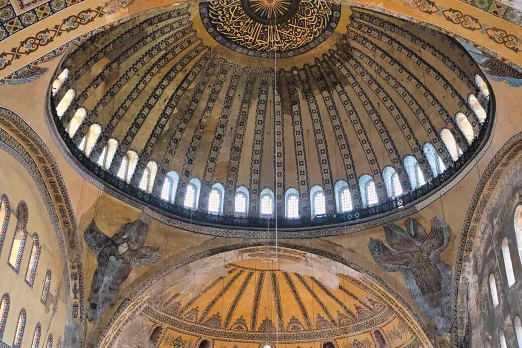 Una grande cupola centrale della Basilica con alla base 40 finestre ad arco che ne seguono la circonferenza